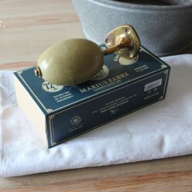 Le savon de Marseille rotatif Bio à fixer au mur, avec support - 290g - Marius Fabre